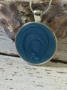 SMALL SILVERY SWIRL ROUND PENDANT IN BLUE