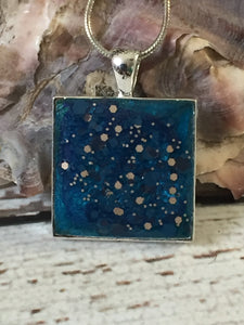 MINI SQUARE CRUSHED CRYSTAL PENDANT IN BLUE